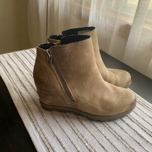 EUC SOREL sz 8 wedge booties with zipper, water-resistant leather.